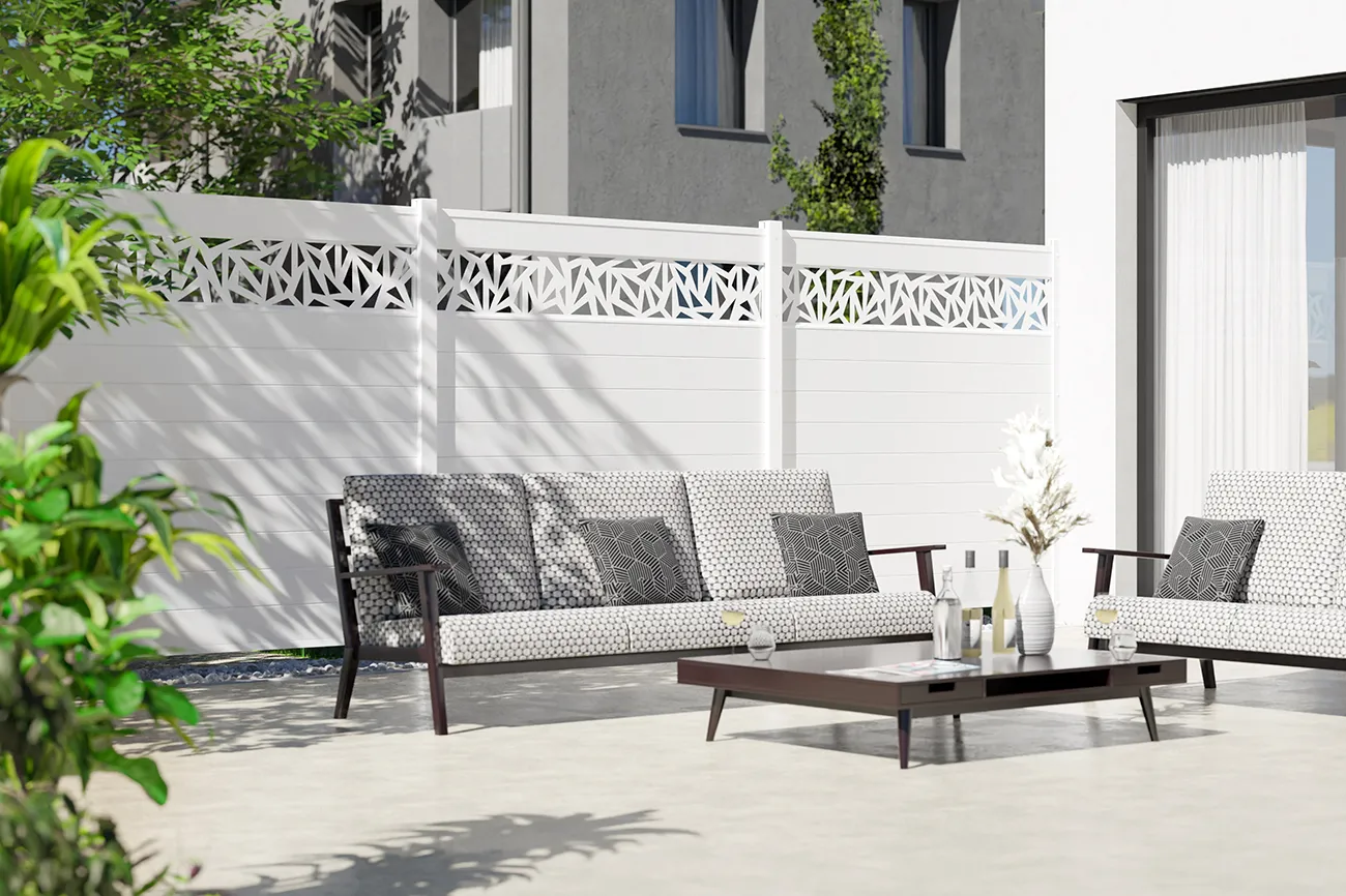 Terrasschutting van aluminium in wit.